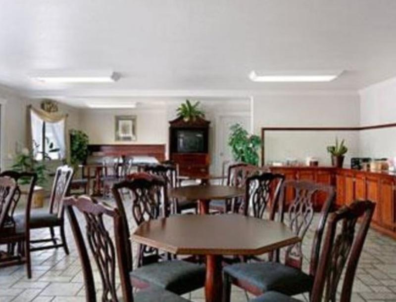 Econo Lodge Inn & Suites Central Медфорд Ресторант снимка